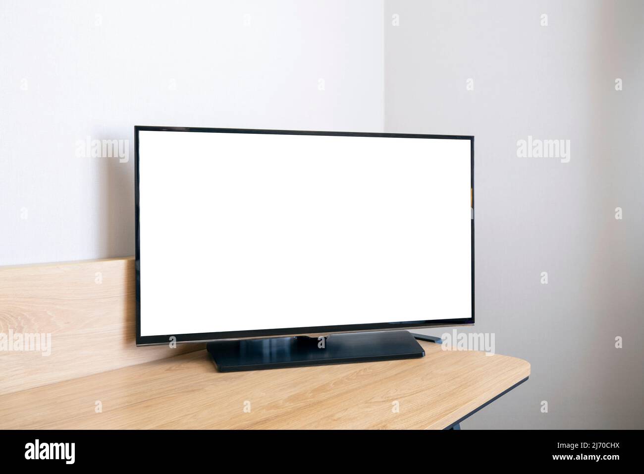 Computer führte Monitor auf einem Schreibtisch mit einem großen Riss Und  bunte Linien, die über den Bildschirm laufen Stockfotografie - Alamy