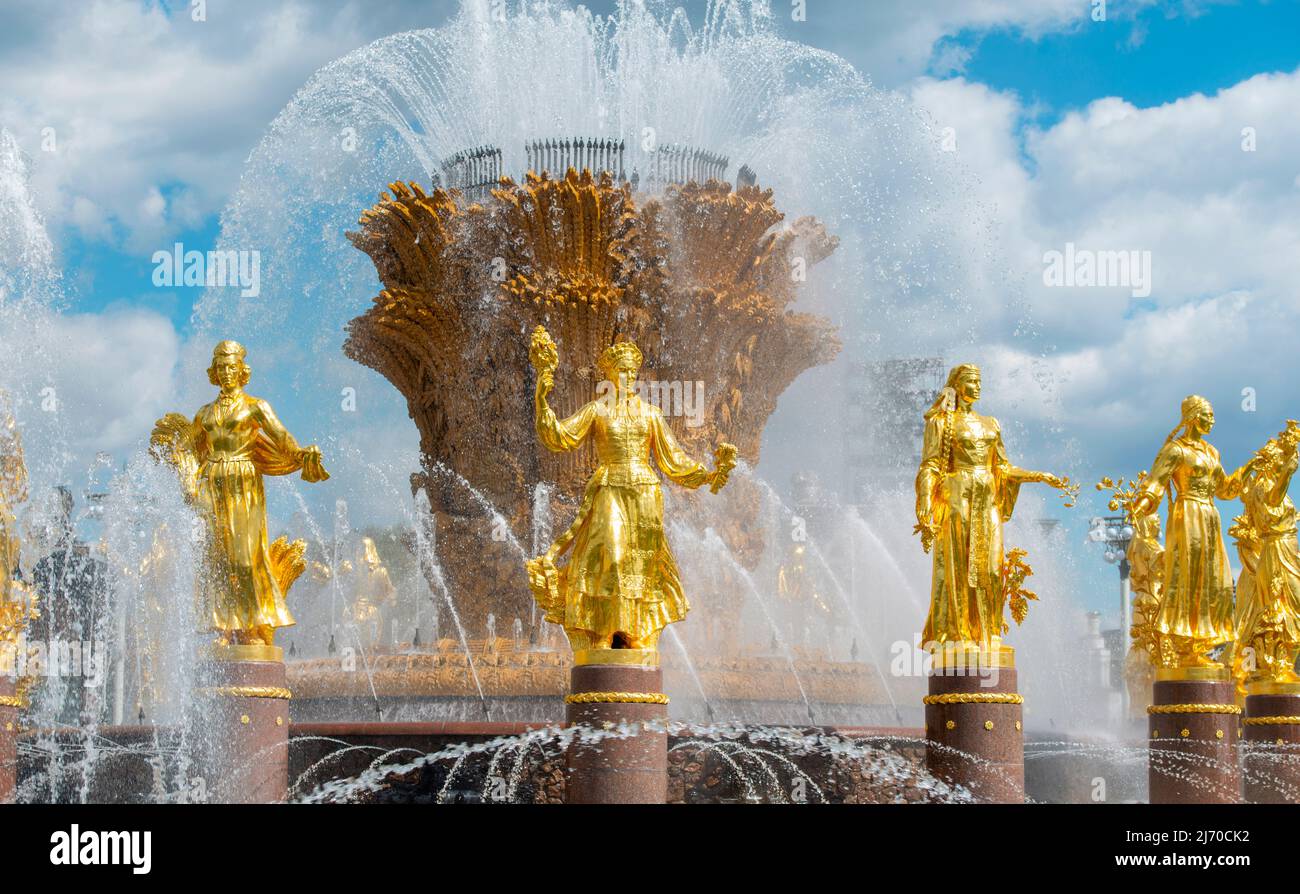 MOSKAU - MAI 02: Der Brunnen der Völkerfreundschaft mit goldenen Figuren im VDNKh oder VDNH in Moskau, Mai 02. 2022 in Russland. Stockfoto