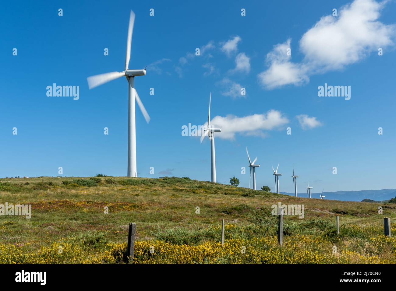 Blick auf die Energieerzeugung von Windenergieanlagen in der Nähe des Atlantischen Ozeans, Spanien. Stockfoto
