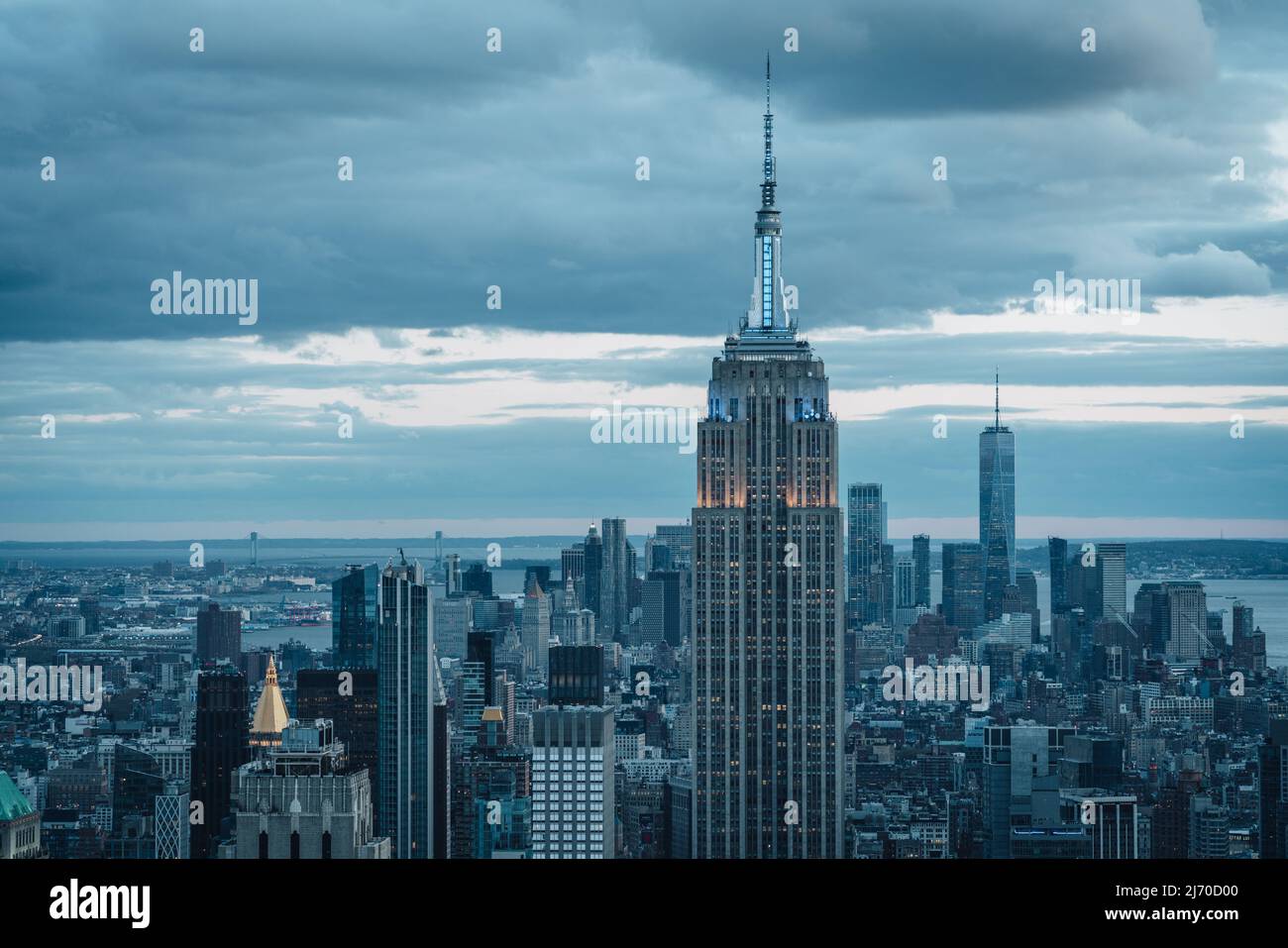 Skyline von New York City am Abend, wolkiger Tag, hoher Blickwinkel. USA Stockfoto
