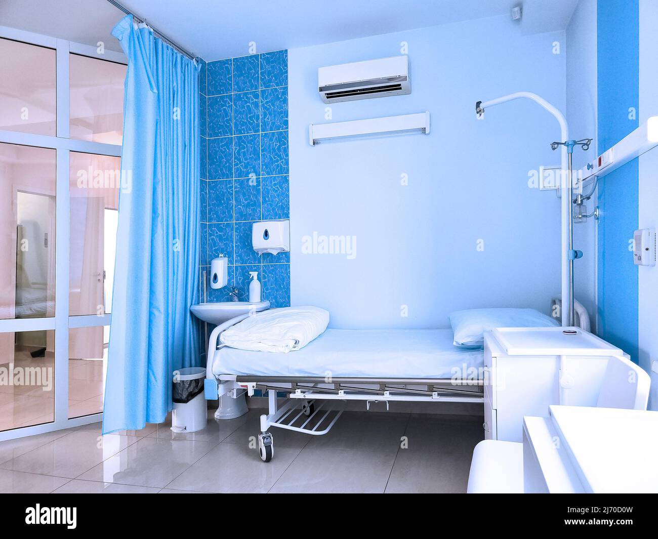 Aufwachraum. Sauberes und leeres Krankenhauszimmer mit Bett im medizinischen Zentrum Stockfoto