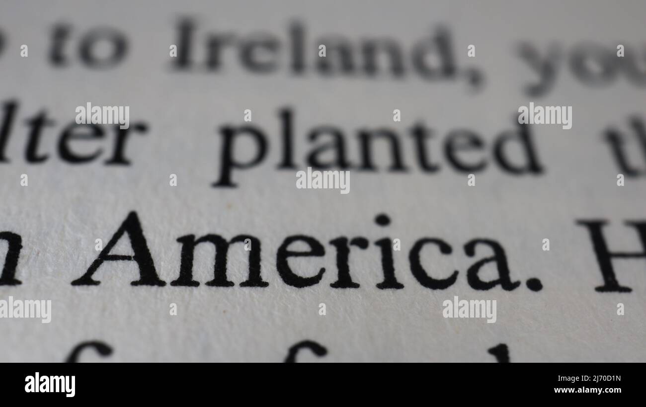 Amerika-Text in offener Buchseite, selektiver Fokus, Nahaufnahme, Makroaufnahme der englischen Botschaft, Bildungsidee und neuartiges Konzept, Sitzansicht Stockfoto