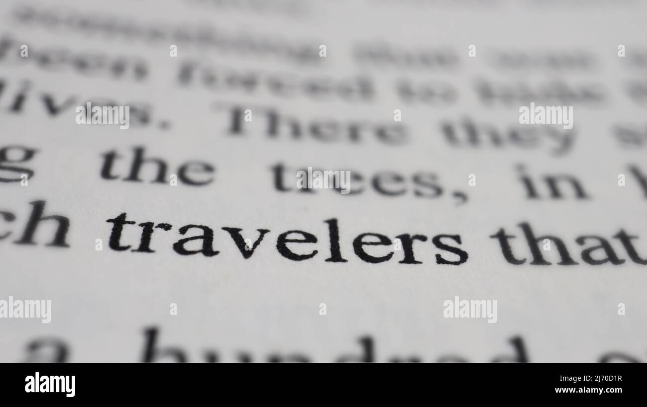 Der Text der Reisenden auf der offenen Buchseite, selektiver Fokus, Nahaufnahme, Makroaufnahme der englischen Botschaft, Bildungsidee und neues Konzept, Sitzansicht Stockfoto