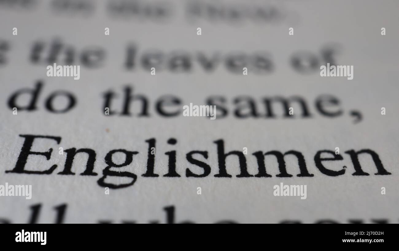 Engländer Text in offener Buchseite, selektiver Fokus, Nahaufnahme, Makroaufnahme der englischen Botschaft, Bildungsidee und neuartiges Konzept, Sitzansicht Stockfoto