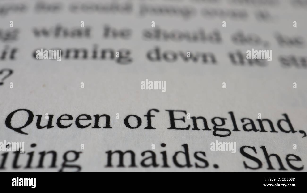 Queen of England Text in offener Buchseite, selektiver Fokus, Nahaufnahme, Makroaufnahme der englischen Botschaft, Bildungsidee und neuartiges Konzept, Sitzansicht Stockfoto