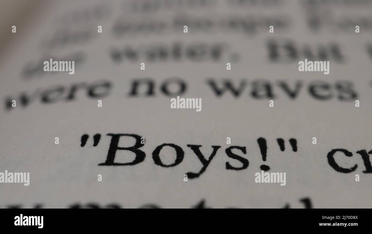 Jungen Text in offener Buchseite, selektiver Fokus, Nahaufnahme, Makroaufnahme der englischen Botschaft, Bildungsidee und neuartiges Konzept, Sitzansicht Stockfoto