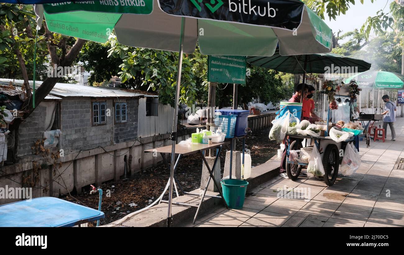 Street Food Vendor Asoke Road Asok Montri Road aka Soi Sukhumvit 21 Klong Toey Bangkok Thailand Stockfoto