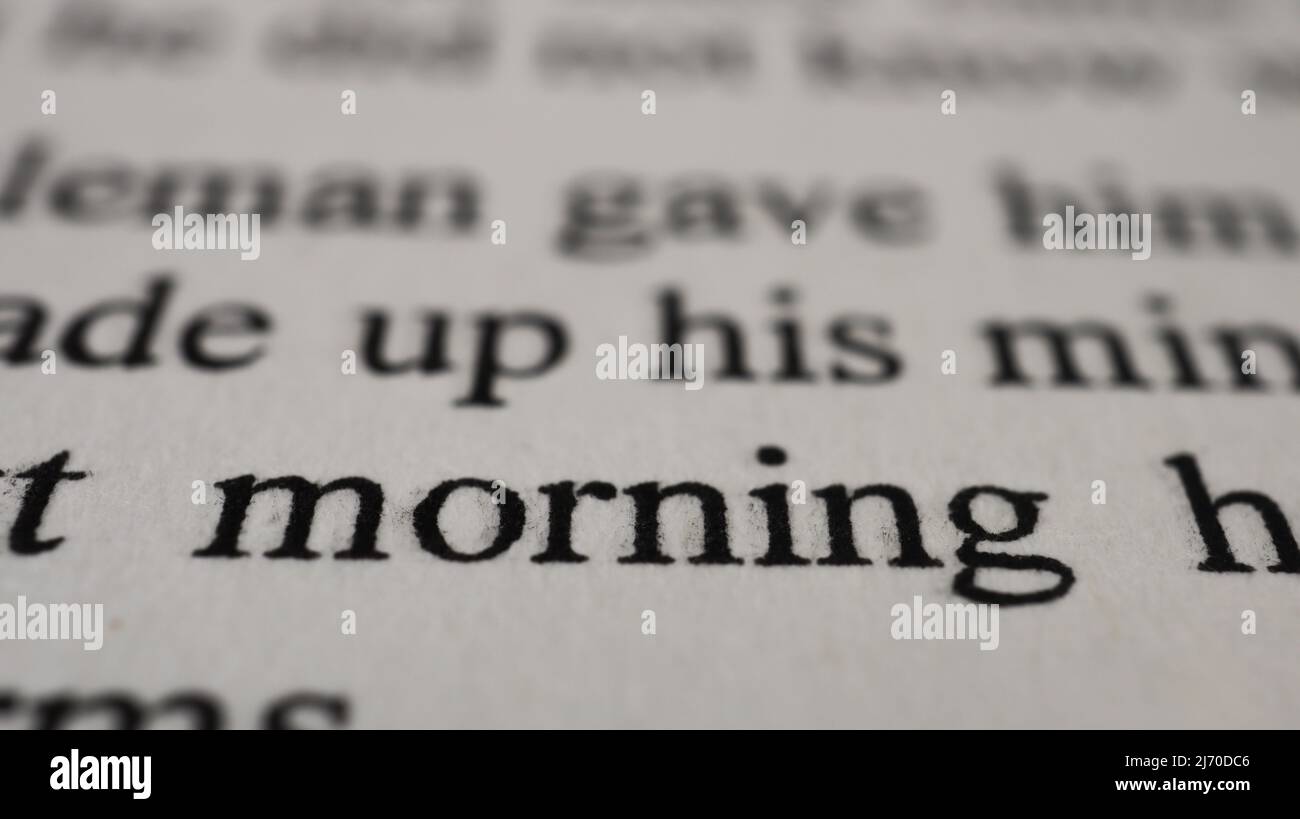 Morgentext auf offener Buchseite, selektiver Fokus, Nahaufnahme, Makroaufnahme der englischen Botschaft, Bildungsidee und neuartiges Konzept, Sitzansicht Stockfoto