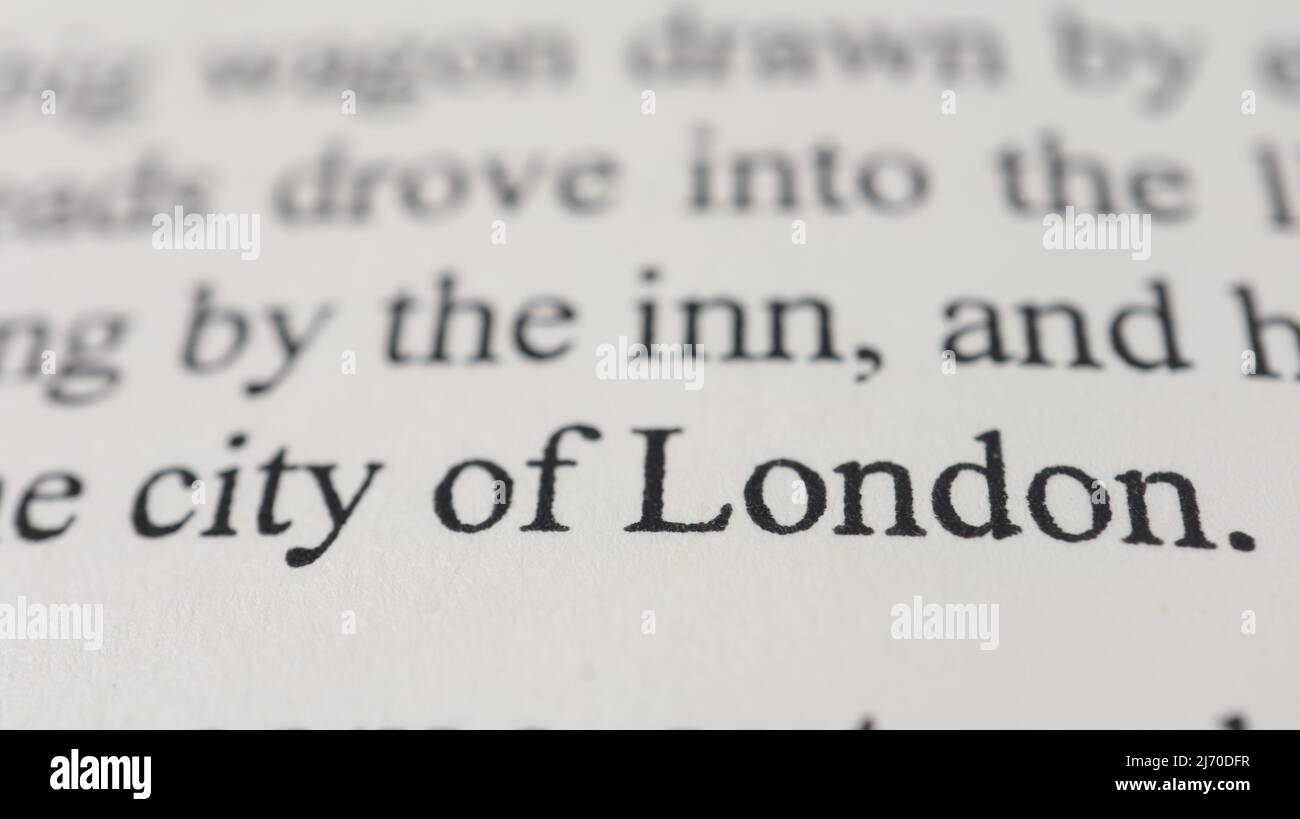 City of London Text in offener Buchseite, selektiver Fokus, Nahaufnahme, Makroaufnahme der englischen Botschaft, Bildungsidee und neuartiges Konzept, Sitzansicht Stockfoto