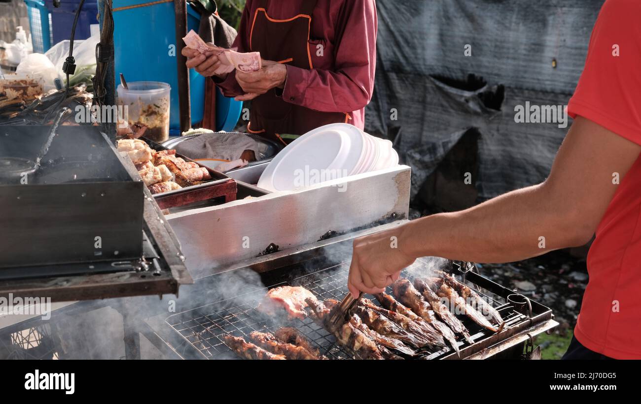 BBQ Food Vendor Asoke Road Asok Montri Road aka Soi Sukhumvit 21 Klong Toey Bangkok Thailand Stockfoto