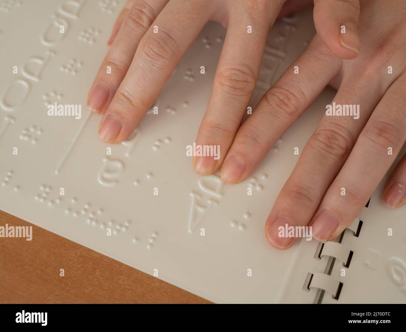 Eine Frau lernt das Braillealphabet mit einem Decoder. Stockfoto