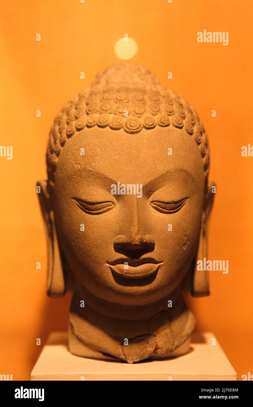 Buddha-Kopf aus dem 5.. Jahrhundert, gefunden in Sarnath, Varanasi, Uttar Pradesh, Indien. Fotografiert im Nationalmuseum in Neu-Delhi, Indien. Stockfoto