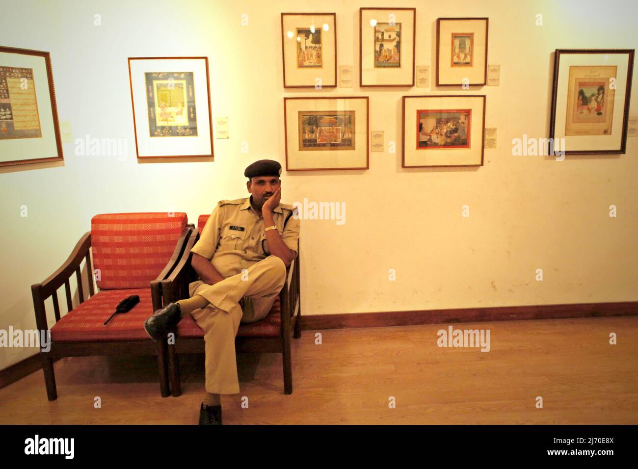 Porträt eines indischen Sicherheitspersonals, das im National Museum in Neu-Delhi, Indien, Dienst hat. Stockfoto