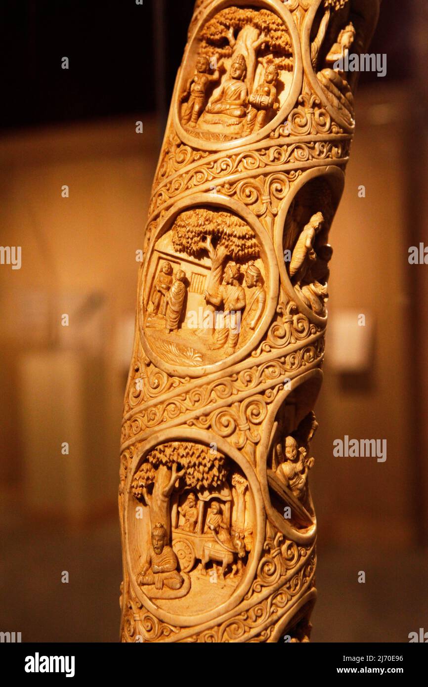 Anfang des 20.. Jahrhunderts geschnitzter Stoßzahn, der Buddhas Lebensszenen darstellt, die in Delhi gefunden wurden, fotografiert im Nationalmuseum in Neu-Delhi, Indien. Stockfoto