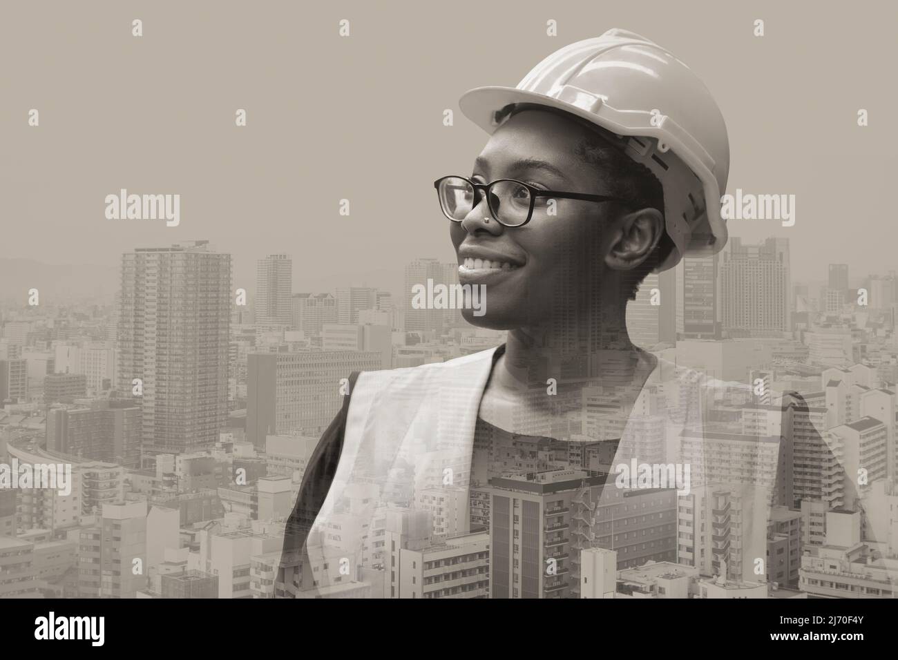 Schwarze Frau Ingenieur Arbeiter glücklich Lächeln Porträt Overlay mit Stadt Metro für Bauingenieur Konzept. Stockfoto