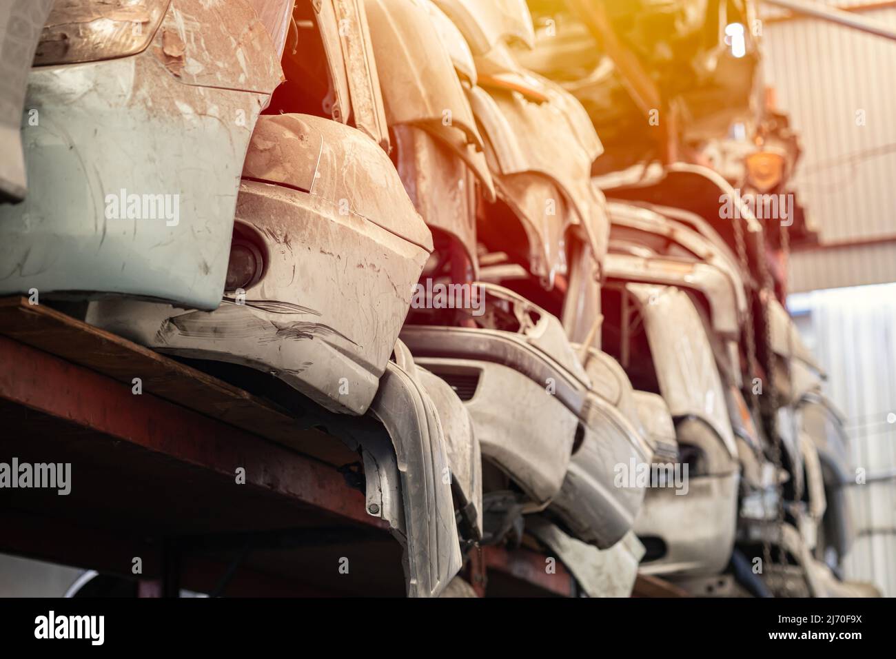 Lagerbestände von Ersatz von alten Auto verwendet Teil der Schriftart Stoßstange Stockfoto