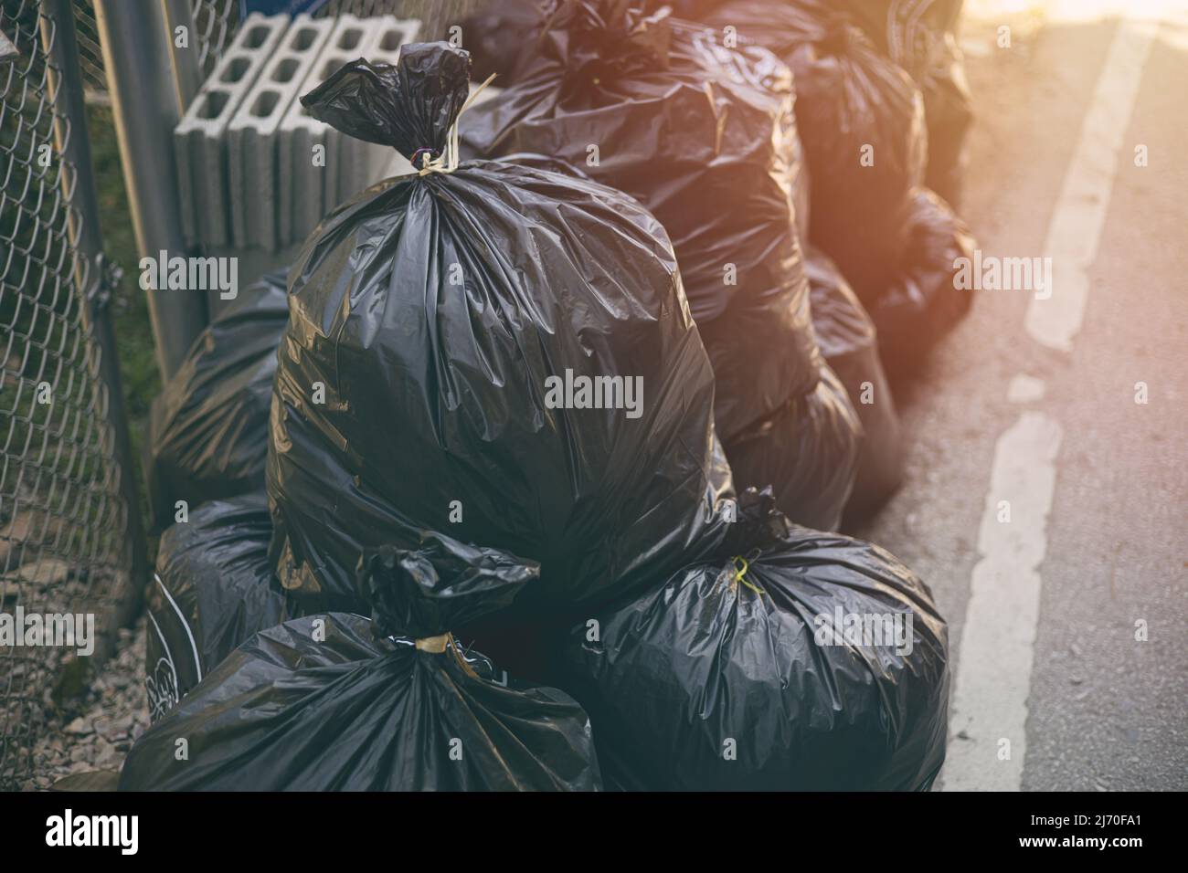 Haufen schwarzer Müllsäcke. Stadtabfallmanagement gute Hygiene. Stockfoto