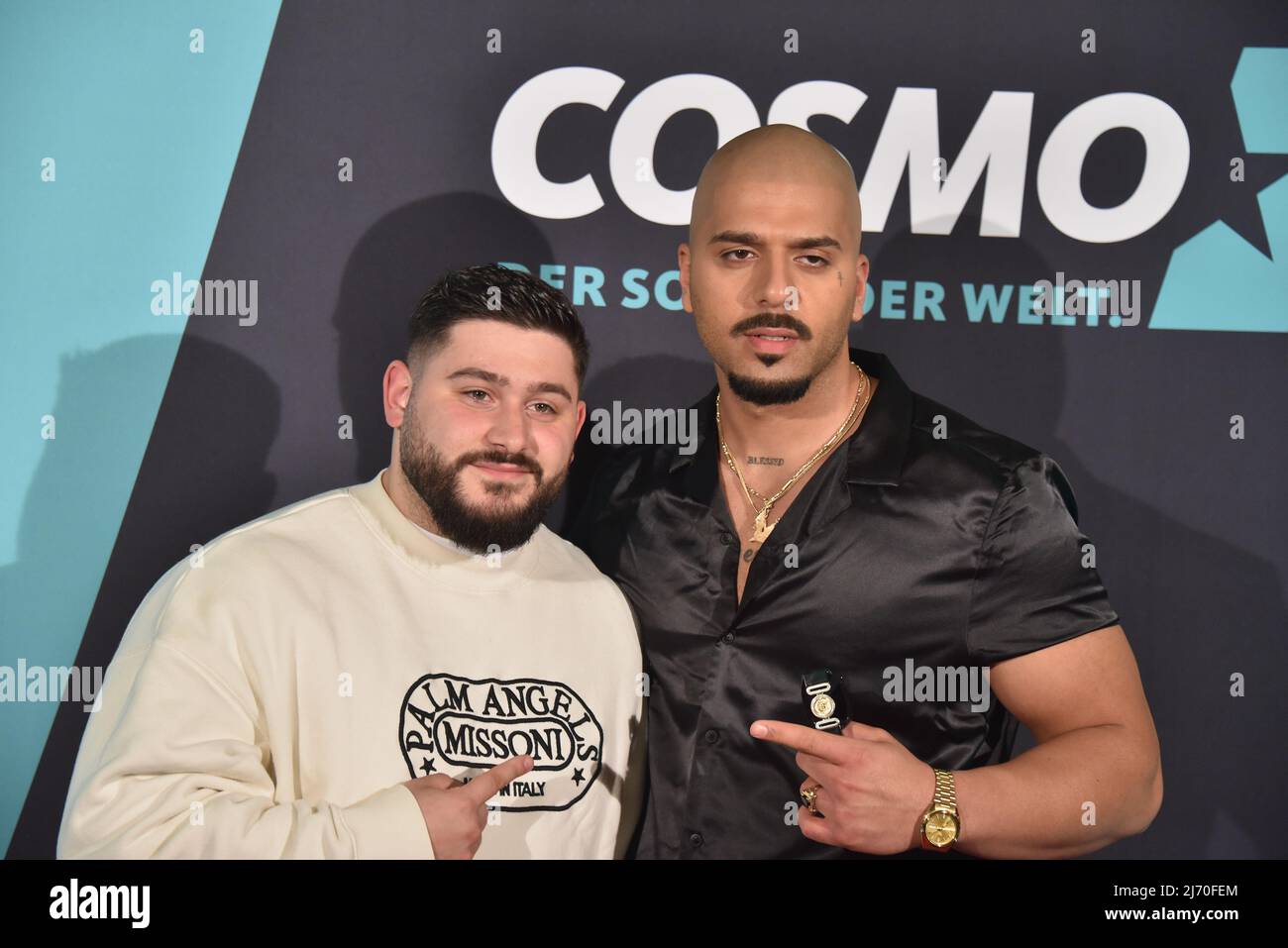 03. Mai 2022, Nordrhein-Westfalen, Köln: Musiker Samuele Frijo und Performer Leonidas Emre Pakkan 'EMO' , l-r, kommt zur Premiere des 5-teiligen Kölner Rap-MUSIKHUPES auf COSMO, dem jungen internationalen Kulturangebot des WDR, hat mit HYPE eine fünfteilige Serie realisiert, In dem deutscher Rap und authentische Lebensbeschreibungen junger Menschen zu einer packenden Geschichte verschmelzen. Die Geschichte wird in Köln-Porz erzählt Foto: Horst Galuschka/dpa Stockfoto