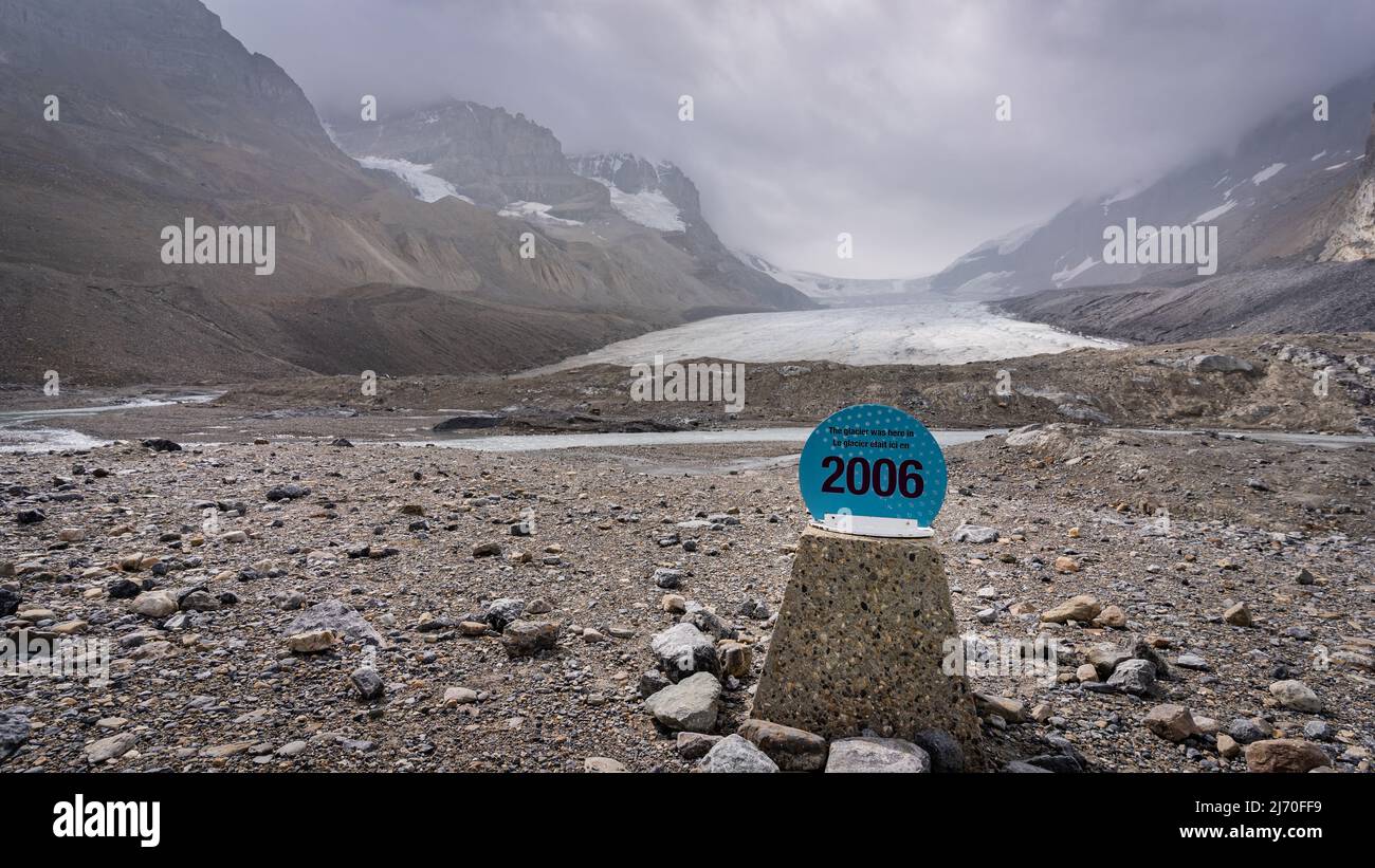 Verschwindende Gletscher, umgeben von Bergen mit Schild vorne, Jasper National Park, Kanada Stockfoto