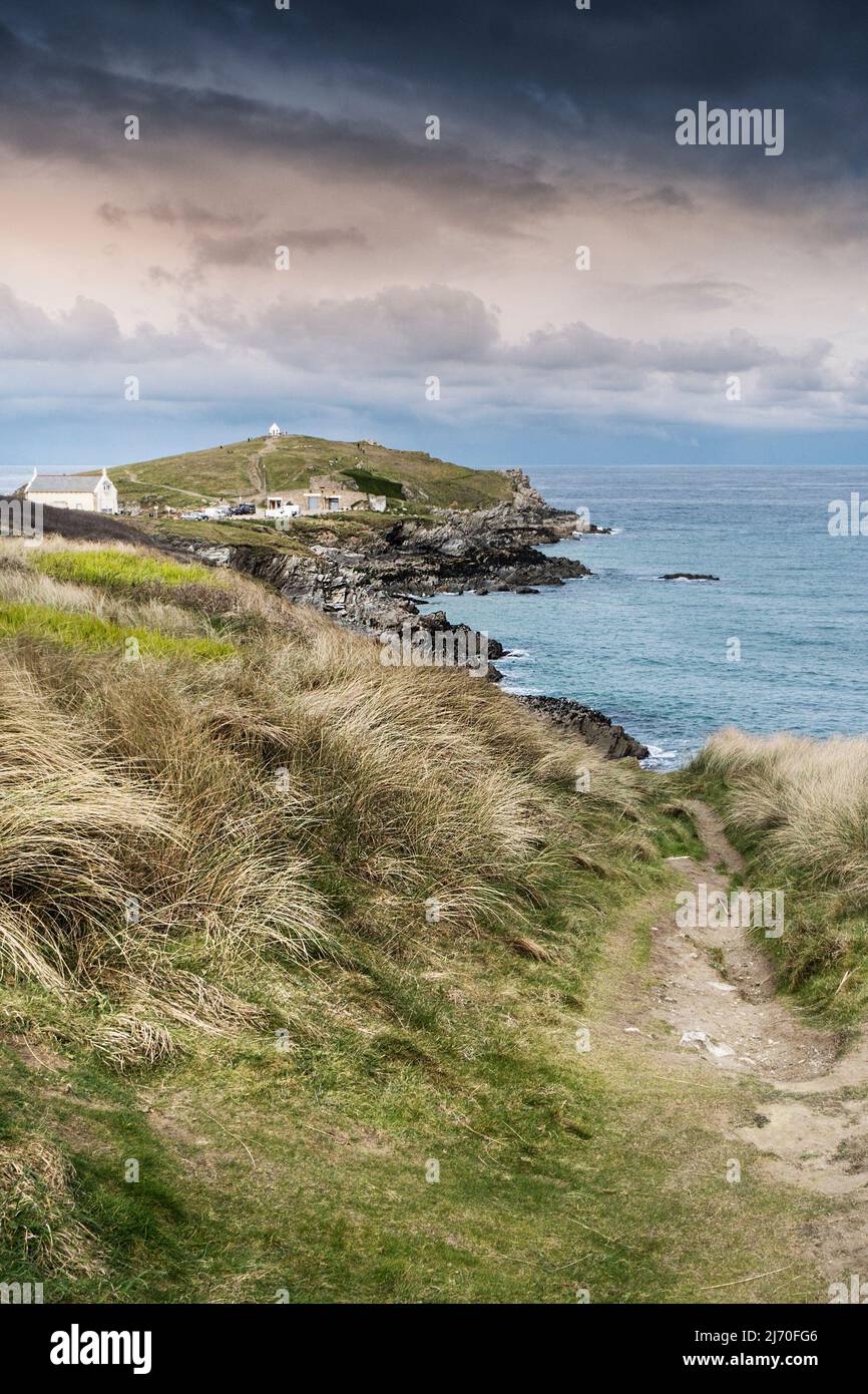 Der raue Küstenpfad, der nach Towan Head an der Küste von North Cornwall in Cornwall im Vereinigten Königreich führt. Stockfoto