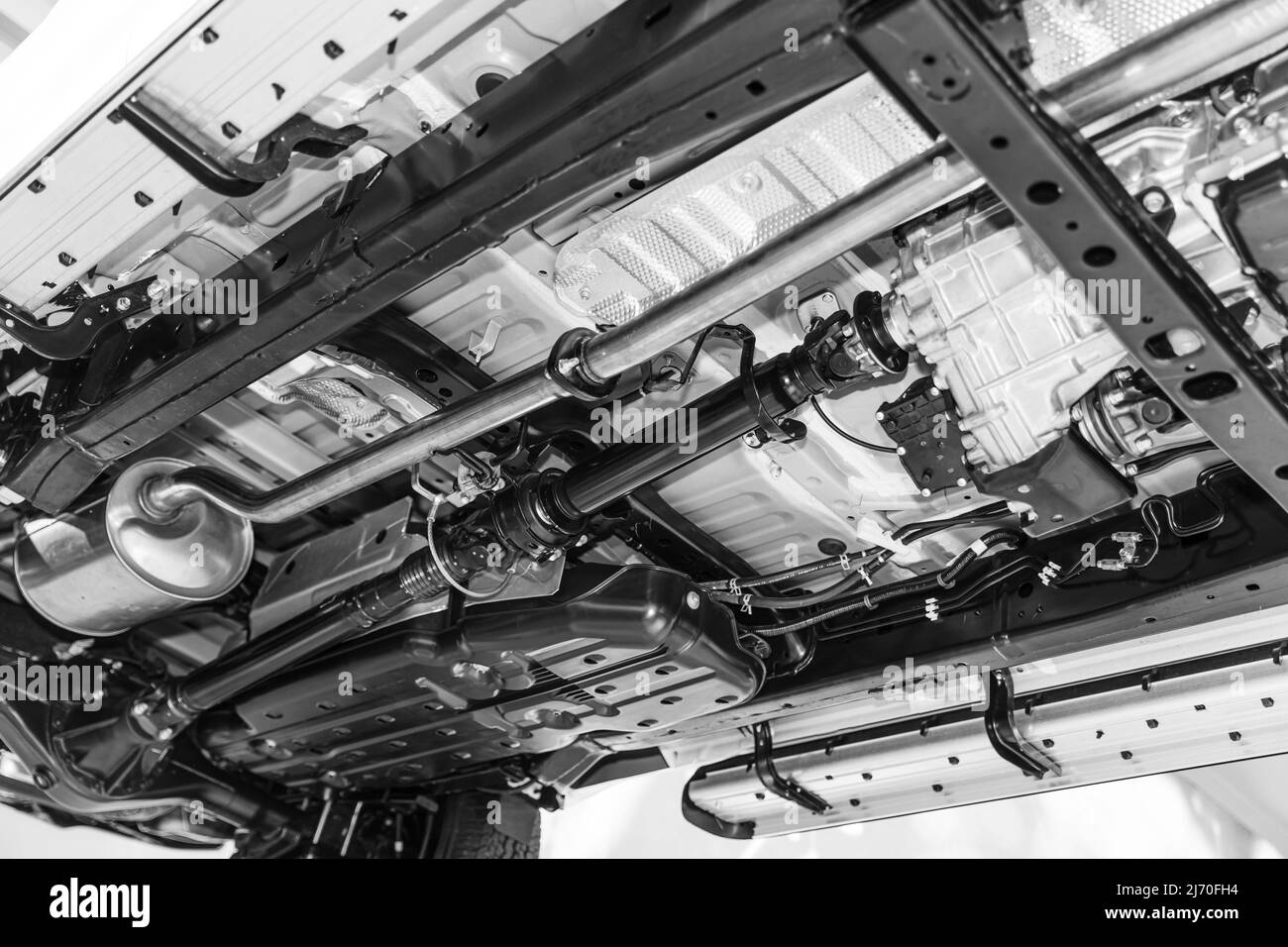 Unter dem Fahrgestell, der Antriebswelle des Lkw und dem Schalldämpfersystem der Auspuffkammer Stockfoto
