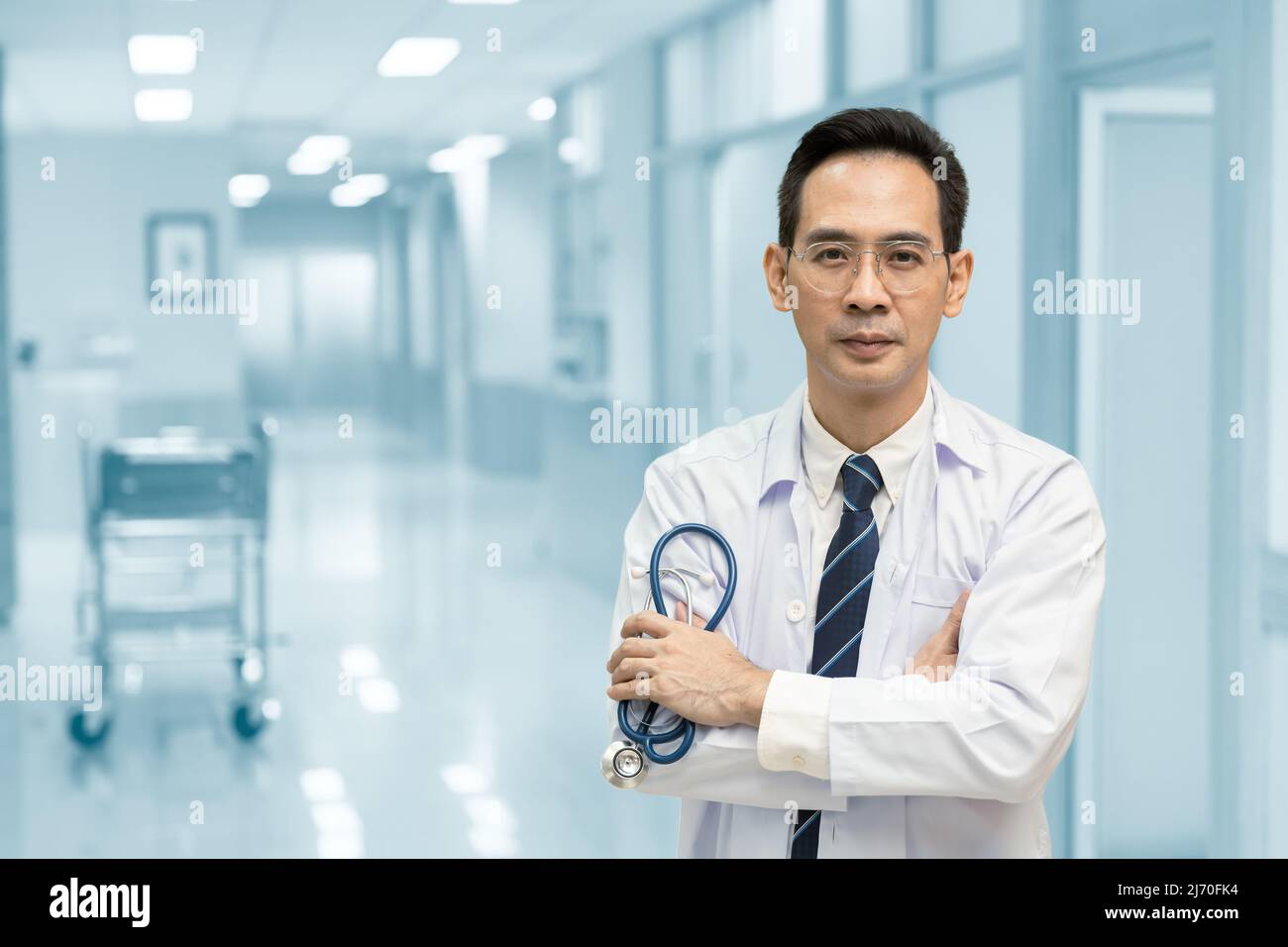 Portrait Asian smart doctor stehend mit Platz für Text Stockfoto