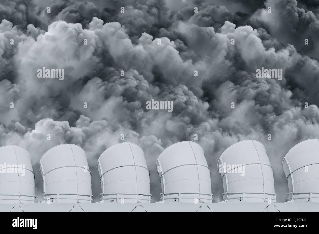 Kühlturmkamin für Luftventilatoren mit schmutziger Rauchstaubemission für das Industriekonzept der Luftverschmutzung. Stockfoto