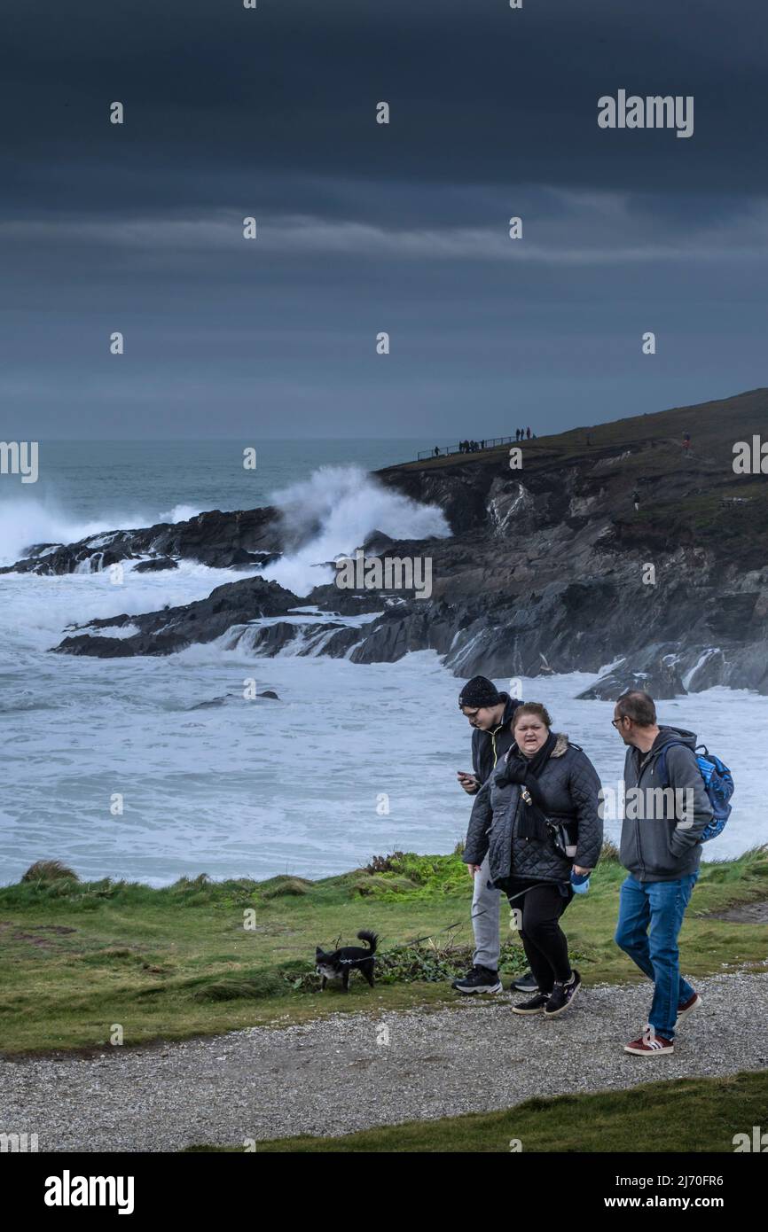 Die Menschen genießen einen lebhaften Spaziergang entlang des Küstenpfades von Towan Head in Newquay in Cornwall. Stockfoto