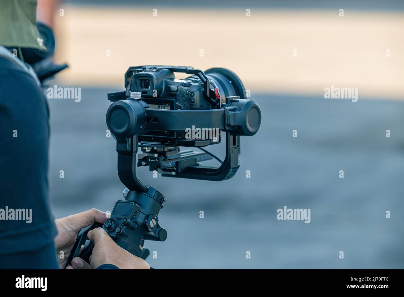 Gimbal-Stabilisator mit spiegelloser Digitalkamera-Verwacklungsschutz für Videoproduktionen Stockfoto