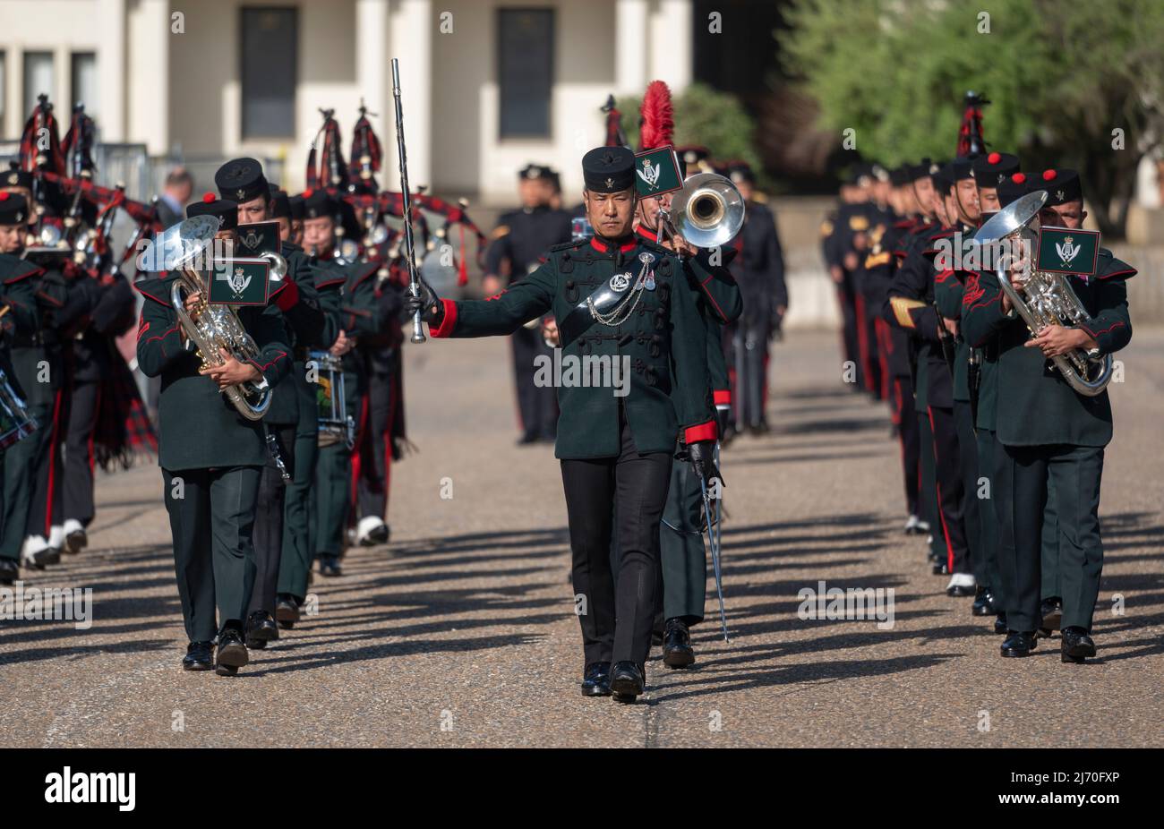 Wellington Barracks, London, Großbritannien. 5 Mai 2022. 10 das Gurkha Logistic Regiment der Königin wird inspiziert und als rohtauglich erklärt, bereit, im Mai und Juni die Wache der Königin zu übernehmen und insbesondere das Platin-Jubilee-Wochenende der Königin zu übernehmen. Nach der „Fit for Role Inspection“ führt das Gurkha Logistic Regiment der Königin 10 am Morgen des 8. Mai ihren ersten Wachwechsel am Buckingham Palace und am St. James Palace durch. Bevor sie am 9. Mai die Queen’s Guard am Tower of London und am 10. Mai Windsor Castle übernehmen. Quelle: Malcolm Park/Alamy Live News. Stockfoto