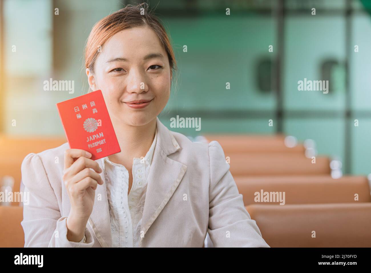 Japanische Staatsbürgerin Frau lächelnd zeigen Japan Pass am Flughafen bereit für die Flugreise nach Japan nach Hause Stockfoto
