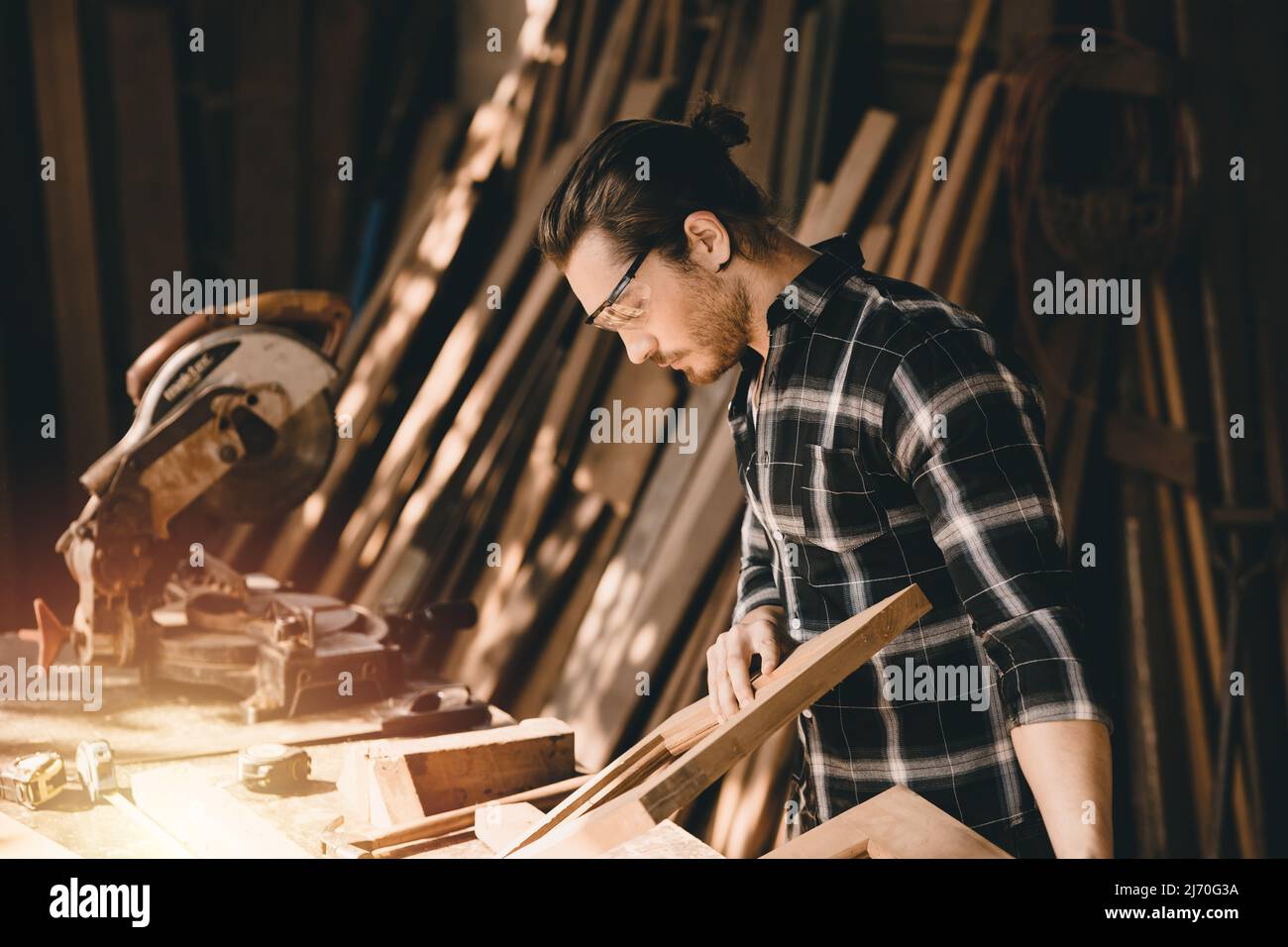 Zimmermann junger Mann handgemachte Handwerk Möbel in DIY Holz-Werkstatt. Kaukasische authentische echte Holzarbeiter. Stockfoto