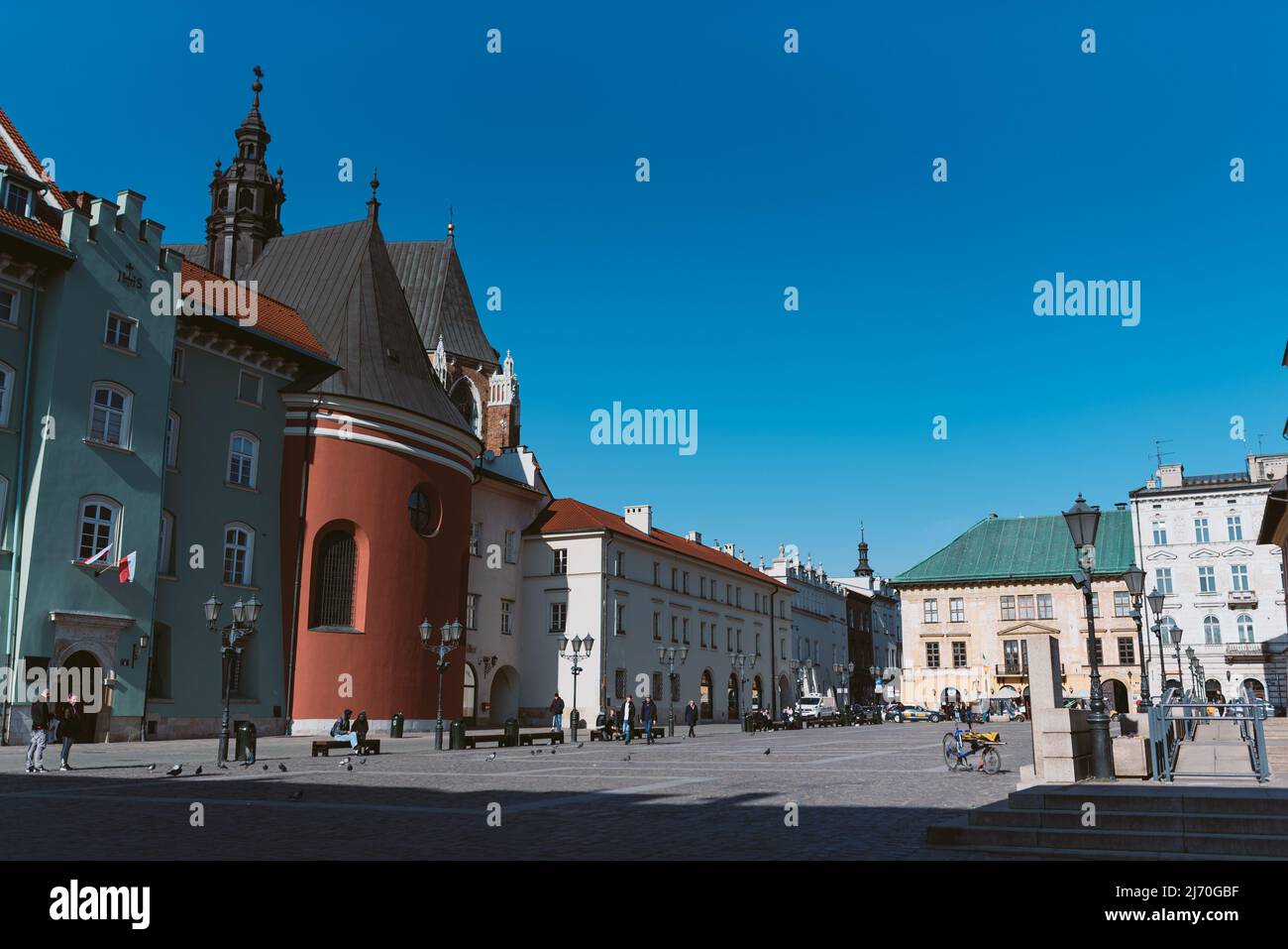 2. März 2022 - Krakau, Polen: Blick auf den Platz Mały Rynek an einem sonnigen Tag, an dem Touristen und Menschen spazieren gehen Stockfoto