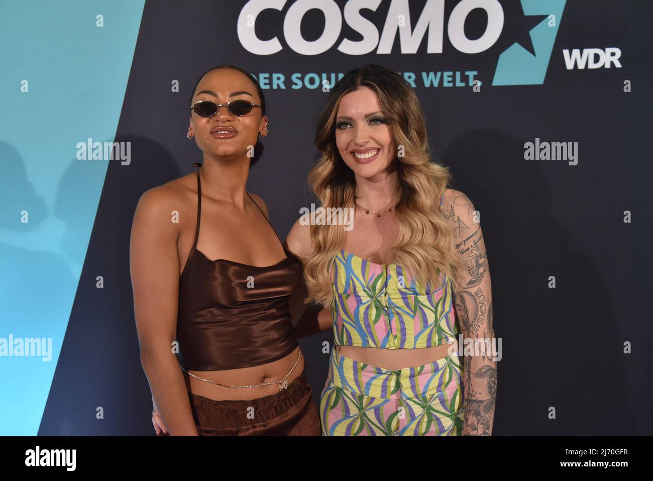 03. Mai 2022, Nordrhein-Westfalen, Köln: Performer Shaggy Kamp 'Alice' , l-r, und Emilia Tomm 'Tatjana' kommen zur Premiere des 5-teiligen Kölner Rap-MUSIKHYPES auf COSMO, dem jungen internationalen Kulturangebot des WDR, hat mit HYPE eine fünfteilige Serie realisiert, In dem deutscher Rap und authentische Lebensbeschreibungen junger Menschen zu einer packenden Geschichte verschmelzen. Die Geschichte wird in Köln-Porz erzählt Foto: Horst Galuschka/dpa Stockfoto