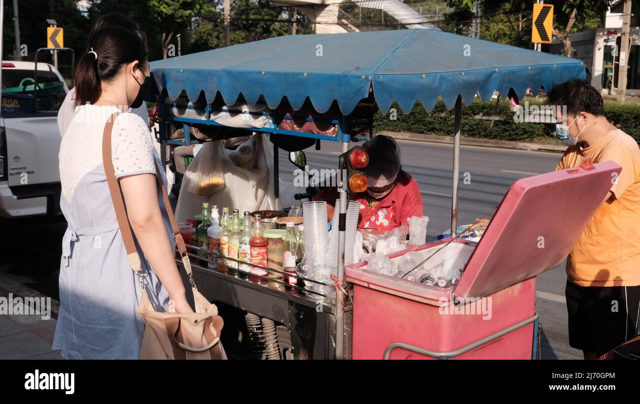 Street Vendor Asoke Road Asok Montri Road aka Soi Sukhumvit 21 Klong Toey Bangkok Thailand Stockfoto