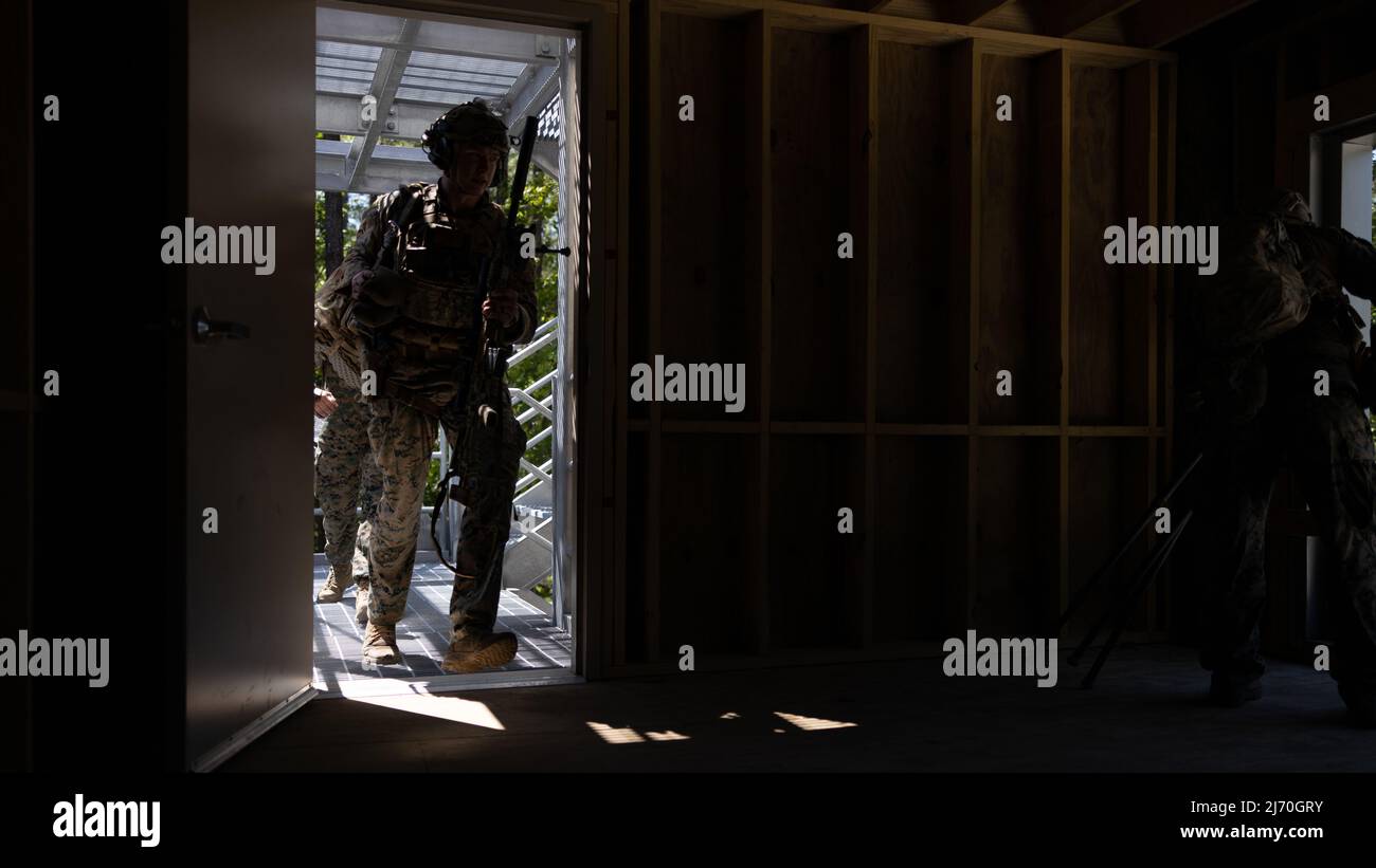 U.S. Marine Corps Sgt. Caleb Jarrard, ein Teamleiter mit 4. Aufklärungsbataillon, navigiert durch die zweite Etappe der School of Infantry-East Scout Sniper Challenge im Camp Geiger, North Carolina, 25. April 2022. Ziel dieser Herausforderung war es, Scout-Scharfschützen in Kommunikation, Scharfschützenkunst und Teamarbeit in verschiedenen Wettbewerbsrelais zu testen. (USA Marine Corps Foto von Lance CPL. Antonino Mazzamuto) Stockfoto