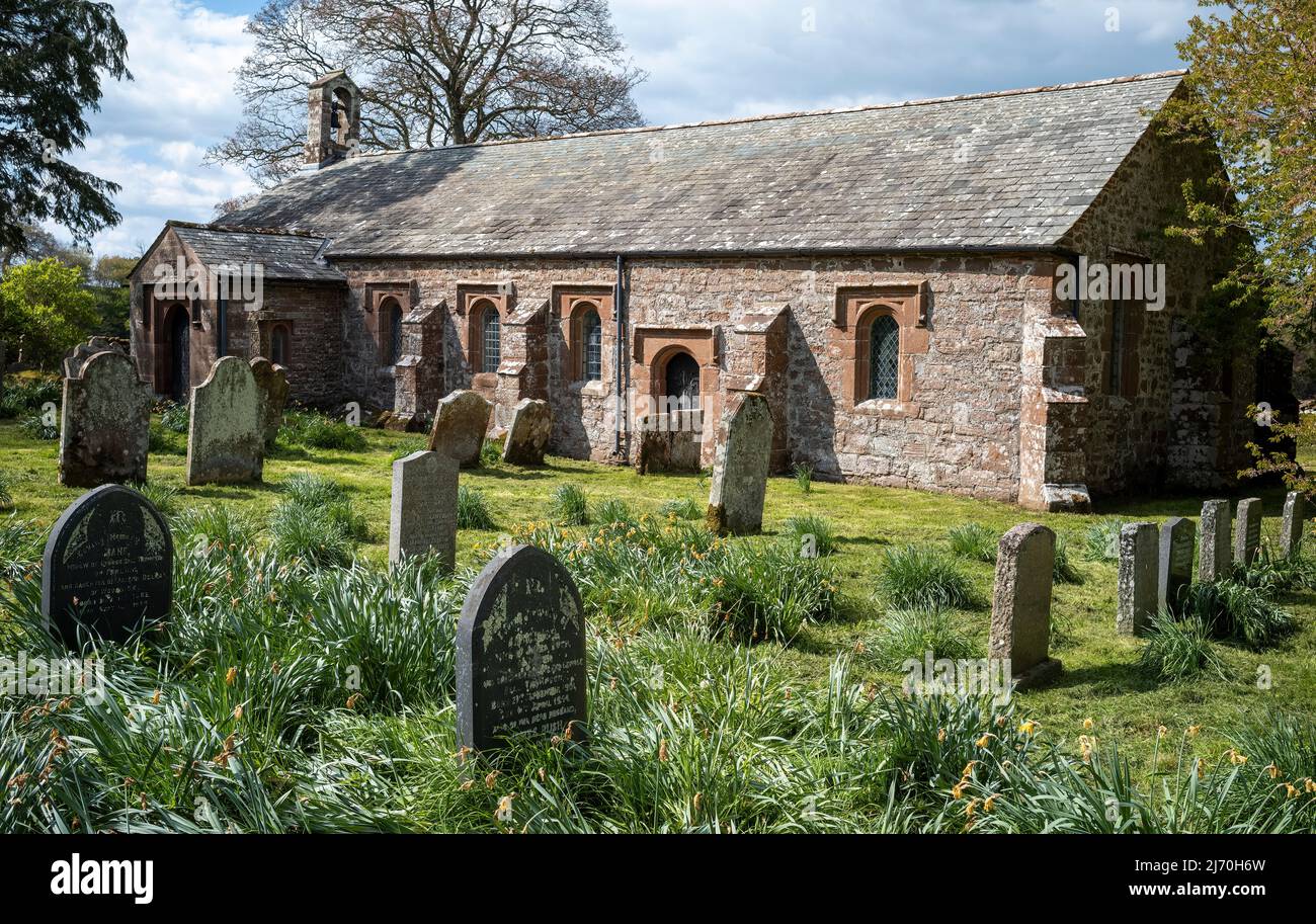 Die gemütliche und einladende Kirche St. Ninian aus dem 17.. Jahrhundert in ruhiger Lage in Brougham, Cumbria, Großbritannien Stockfoto