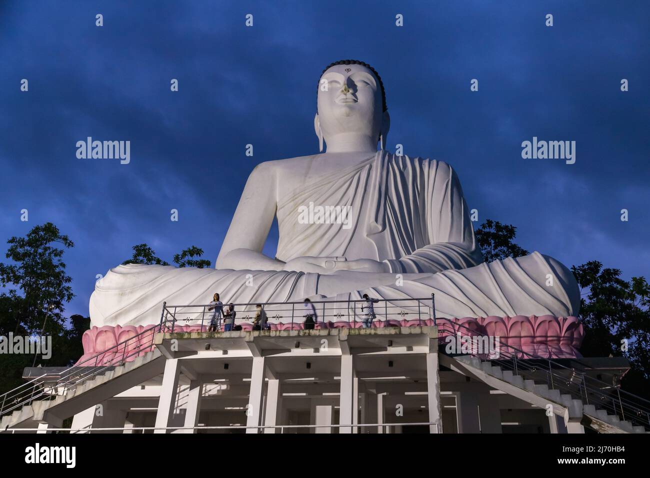 Malabe, Sri Lanka - 30. November 2021: Menschen an der weißen Buddha-Statue Korathota Raja Maha Viharaya, es ist ein buddhistischer Tempel in Korathota, Stockfoto