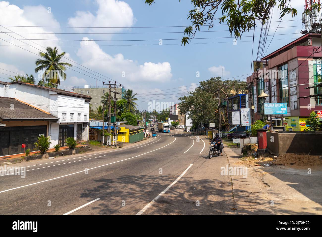 Malabe, Sri Lanka - 4. Dezember 2021: Colombo Vorort Street. Gewöhnliche Menschen gehen die Straße entlang Stockfoto