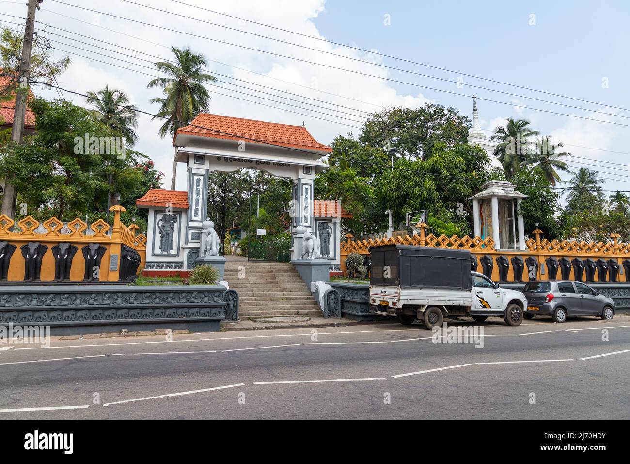 Malabe, Sri Lanka - 4. Dezember 2021: Eingang zum Sri Sudharshanarama Purana Viharaya, dem Haupttempel für Buddhisten in Pittugala Stockfoto