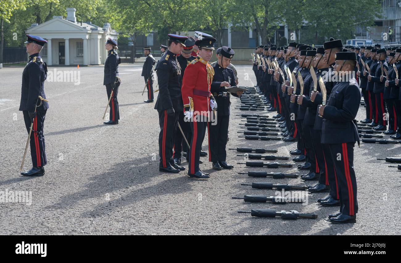 Wellington Barracks, London, Großbritannien. 5 Mai 2022. 10 das Gurkha Logistic Regiment der Königin wird inspiziert und als rohtauglich erklärt, bereit, im Mai und Juni die Wache der Königin zu übernehmen und insbesondere das Platin-Jubilee-Wochenende der Königin zu übernehmen. Nach der „Fit for Role Inspection“ führt das Gurkha Logistic Regiment der Königin 10 am Morgen des 8. Mai ihren ersten Wachwechsel am Buckingham Palace und am St. James Palace durch. Bevor sie am 9. Mai die Queen’s Guard am Tower of London und am 10. Mai Windsor Castle übernehmen. Quelle: Malcolm Park/Alamy Live News. Stockfoto