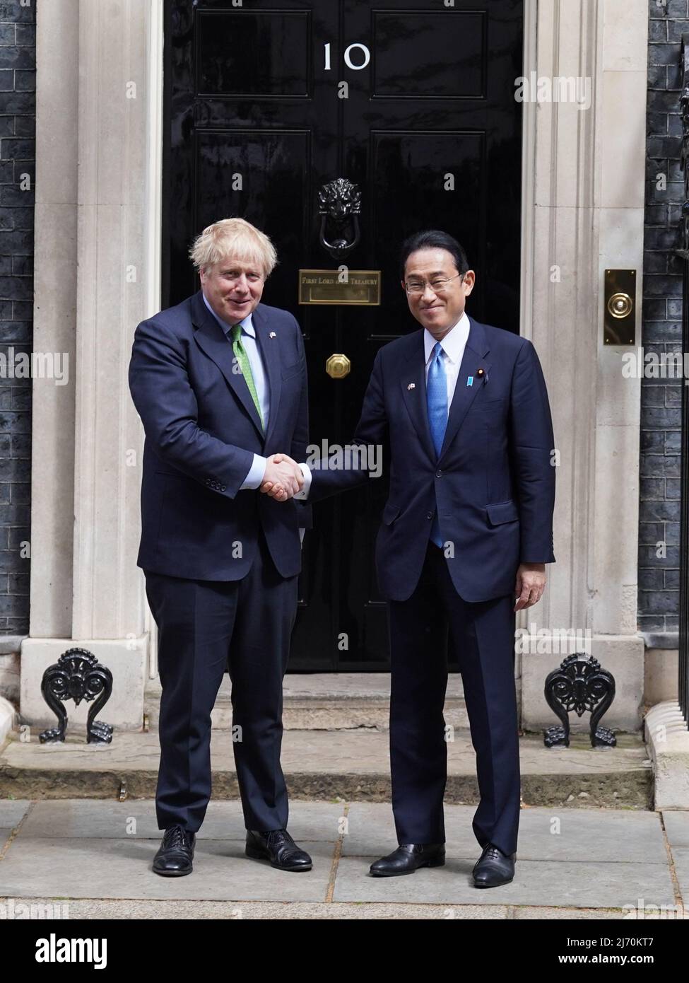 Premierminister Boris Johnson begrüßt den japanischen Premierminister Fumio Kishida in der Downing Street 10 in London. Bilddatum: Donnerstag, 5. Mai 2022. Stockfoto