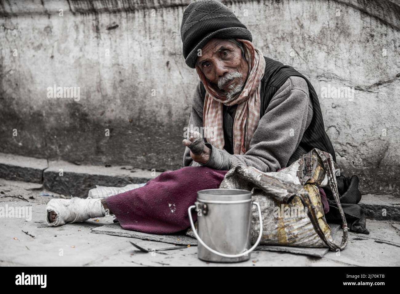 Kathmandu, Nepal- April 20,2019 : die Menschen mit Behinderungen bettelt auf der Straße des Pashupatinath-Tempels in Kathmandu, Nepal. Stockfoto