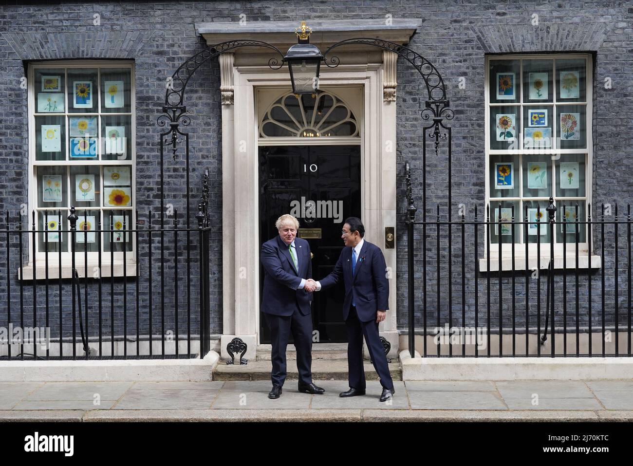 Premierminister Boris Johnson begrüßt den japanischen Premierminister Fumio Kishida in der Downing Street 10 in London. Bilddatum: Donnerstag, 5. Mai 2022. Stockfoto