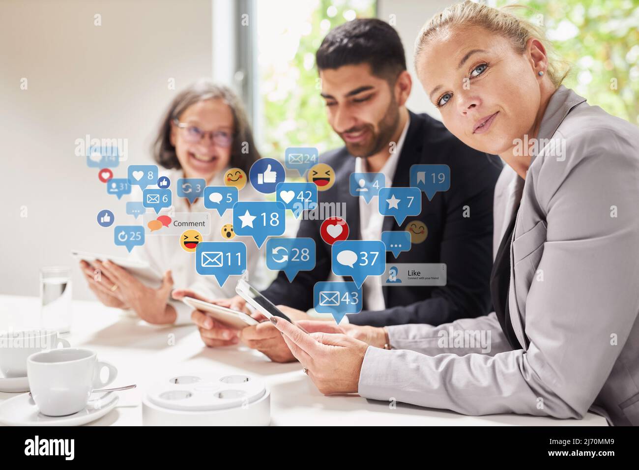 Das Business-Team mit Tablet-Computer nutzt soziale Medien als unterhaltsames und ablenkungsames Konzept Stockfoto