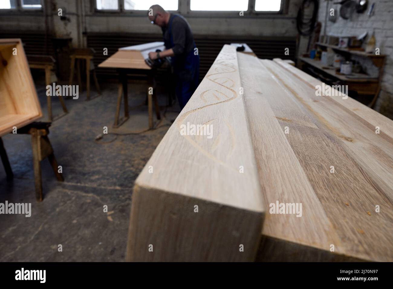 05. Mai 2022, Nordrhein-Westfalen, Köln: Ein Mitarbeiter der Sargfabrik Peter Braun arbeitet an einem Sarg. Der Bundesverband Bestandsbedarf stellt eine Branchenumfrage zu den Auswirkungen des Krieges in der Ukraine vor. Foto: Federico Gambarini/dpa Stockfoto