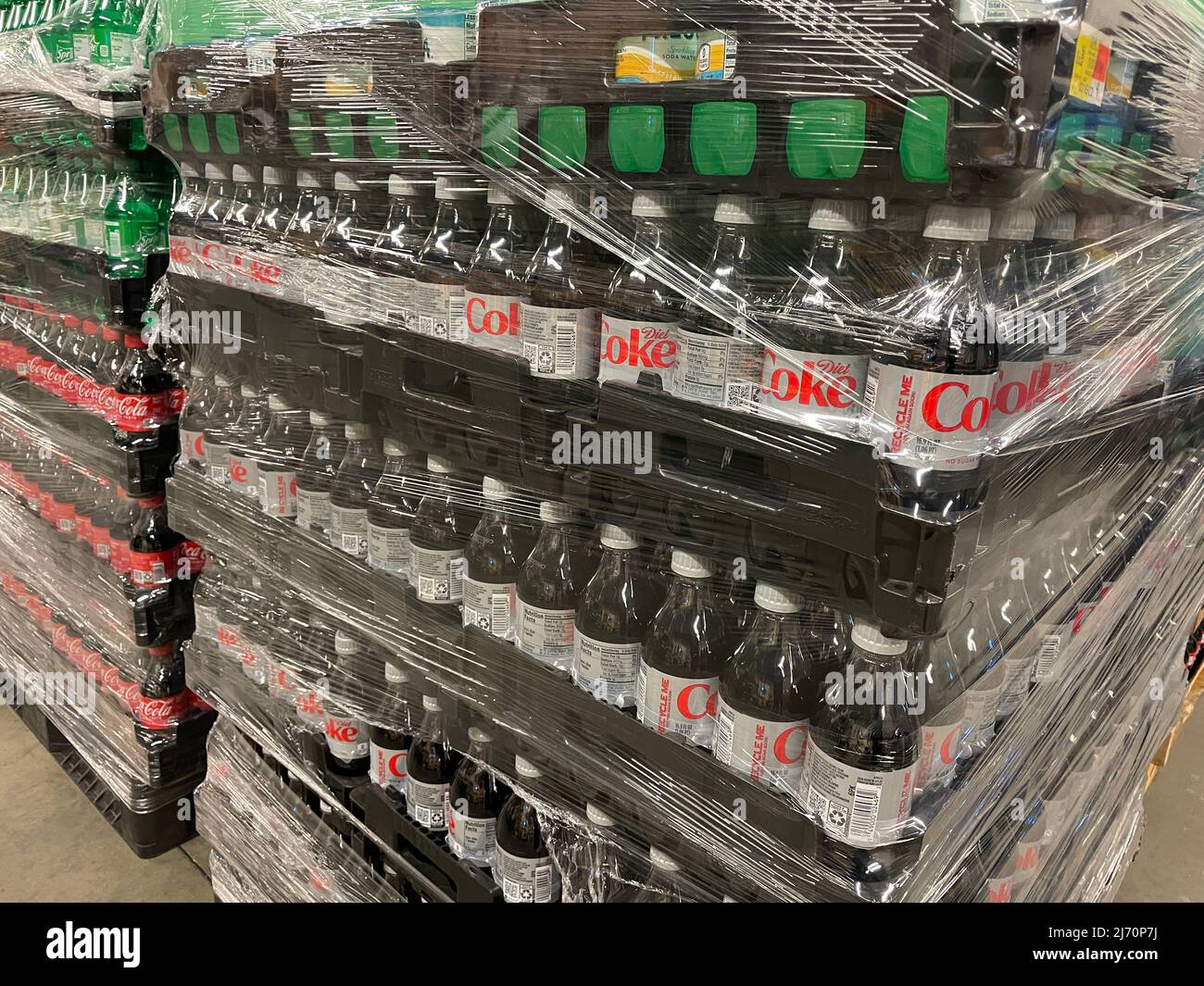 Grovetown, GA USA - 04 20 22: Gewickelte gemischte Kokspalette in einem Einzelhandelsgeschäft 2 Liter Stockfoto