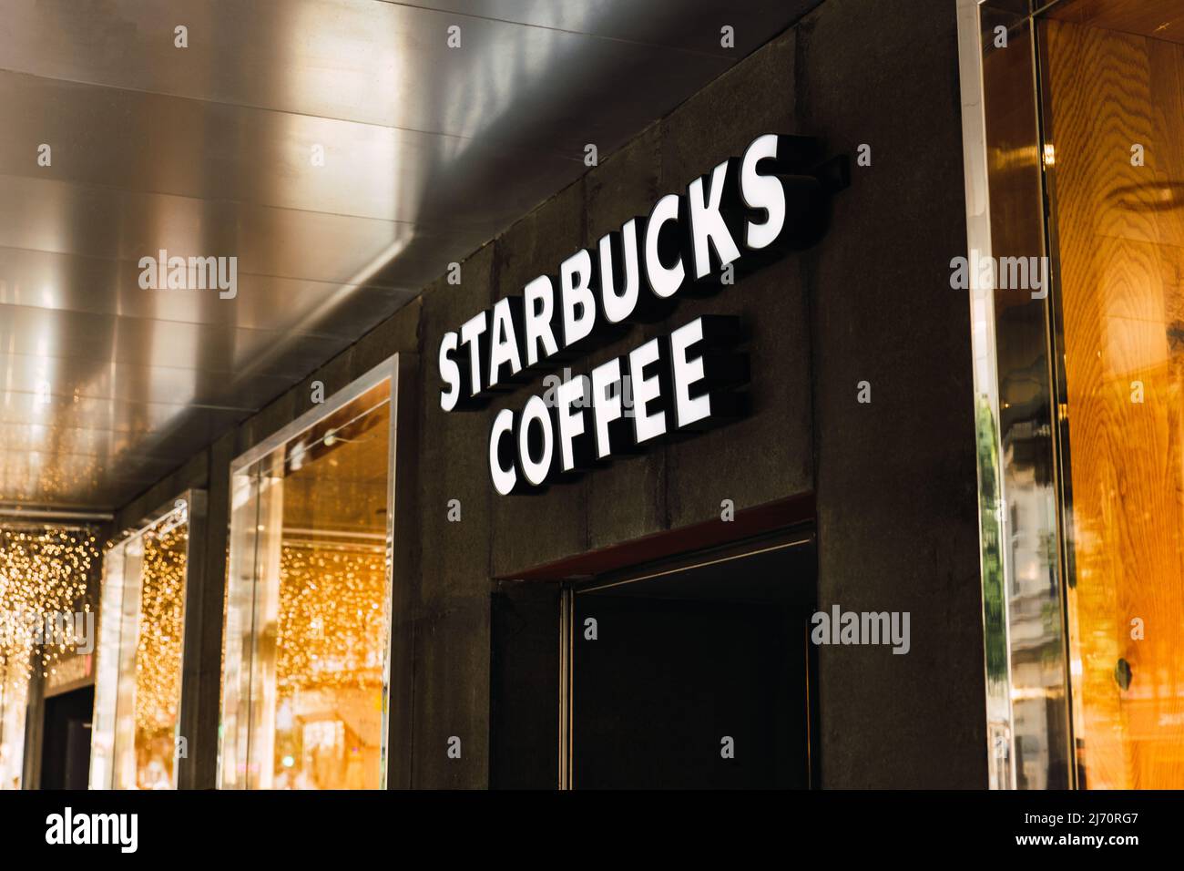 Valencia, Spanien - April 2022: Fassade mit Starbucks Coffee Shop Logo in Valencia. Eingang des Starbucks Coffee Stores in Valencia. Starbucks ist die LAR Stockfoto