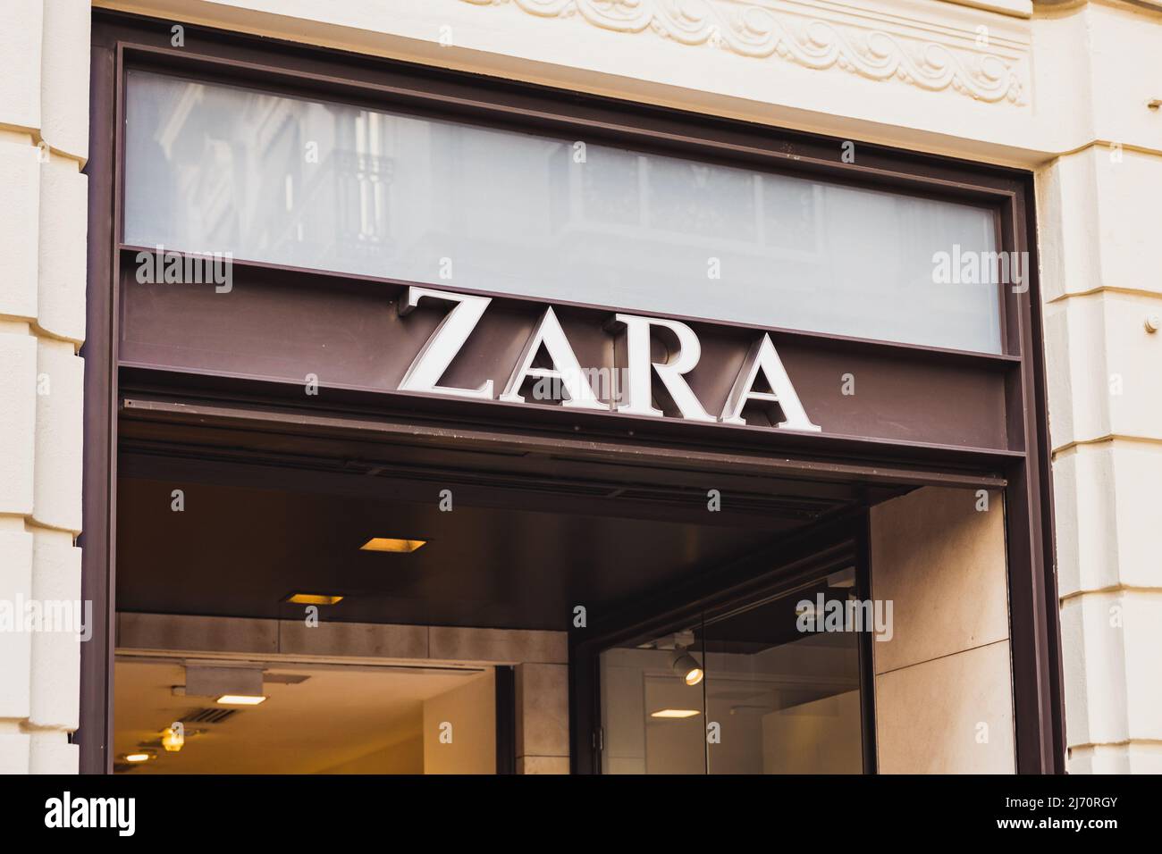 Valencia, Spanien - April 2022: Fassade mit Zara-Shop-Logo in Valencia. Zara Bekleidungsgeschäft in Valencia. Zara ist eine der berühmtesten spanischen f Stockfoto