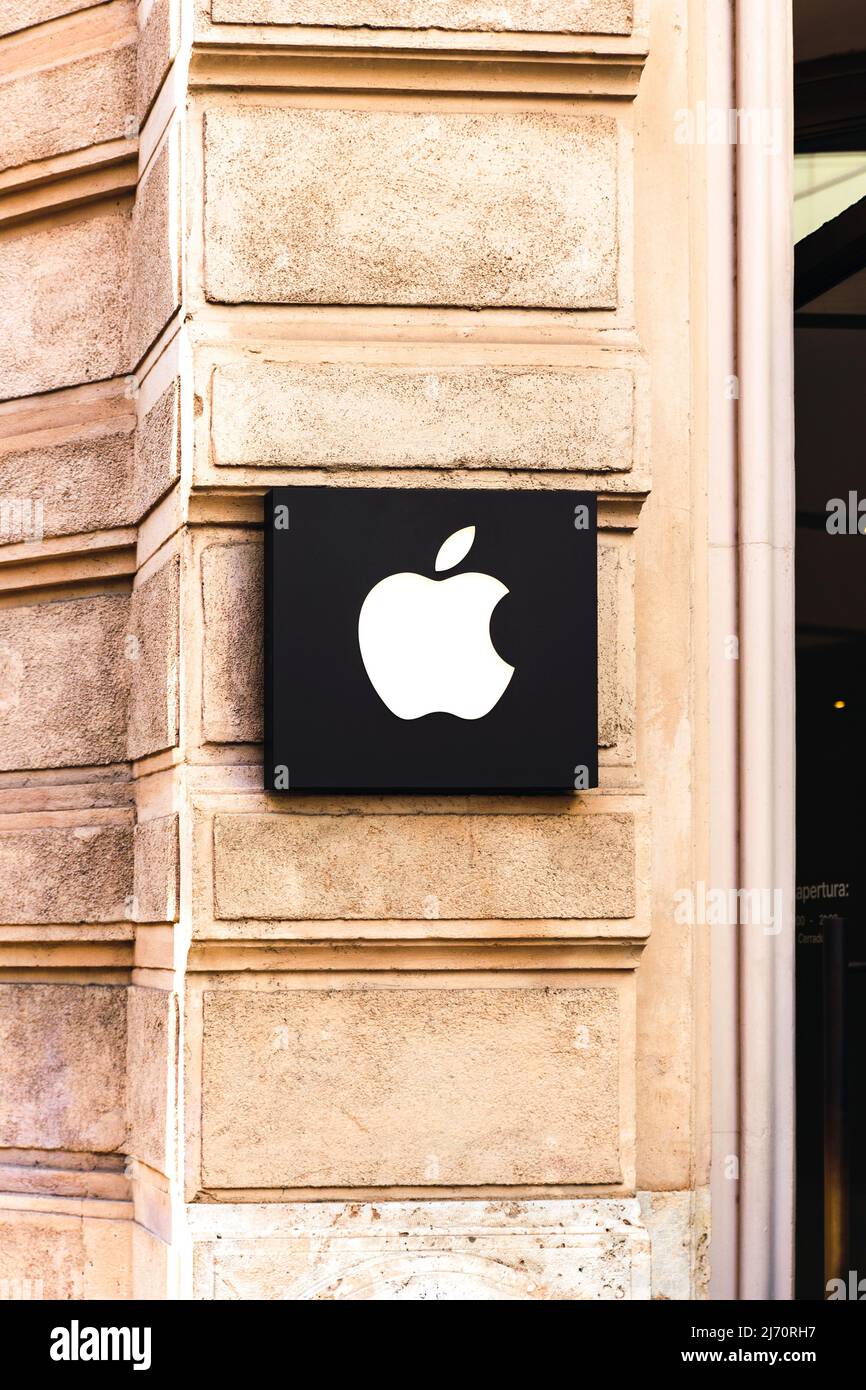 Valencia, Spanien - April 2022: Fassade mit Apple Store-Logo an der Wand. Eingang des Apple Stores in Valencia. Apple Inc verkauft Computer und elektronische Geräte Stockfoto